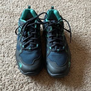 North face Gortex hiking shoe. Worn once too big for my feet.